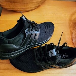 Adidas Women's Ultraboost DNA running shoes, Black Size 10